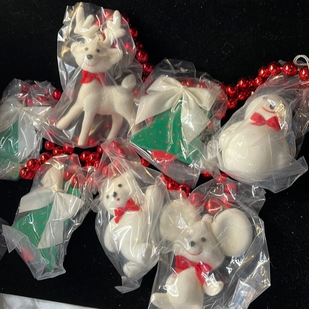 Avon (Vtg) “Festive Friends 6 ft Garland” red shiny beads link animal ornaments
